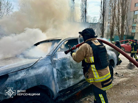 Россияне атакуют припаркованные автомобили дронами в Херсоне