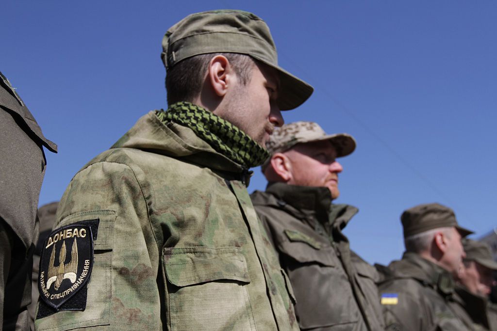 Добровольцы батальона "Донбасс" стоят в очереди во время церемонии перед отправкой на восток Украины возле Софийского собора в Киеве, Украина, 17 марта 2015 года