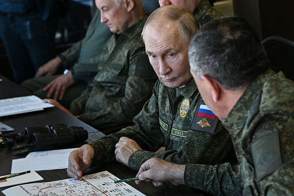 Правитель России Владимир Путин осматривает совместные российско-белорусские военные учения «Запад-2025» на полигоне в Нижегородской области 16 сентября 2025 года