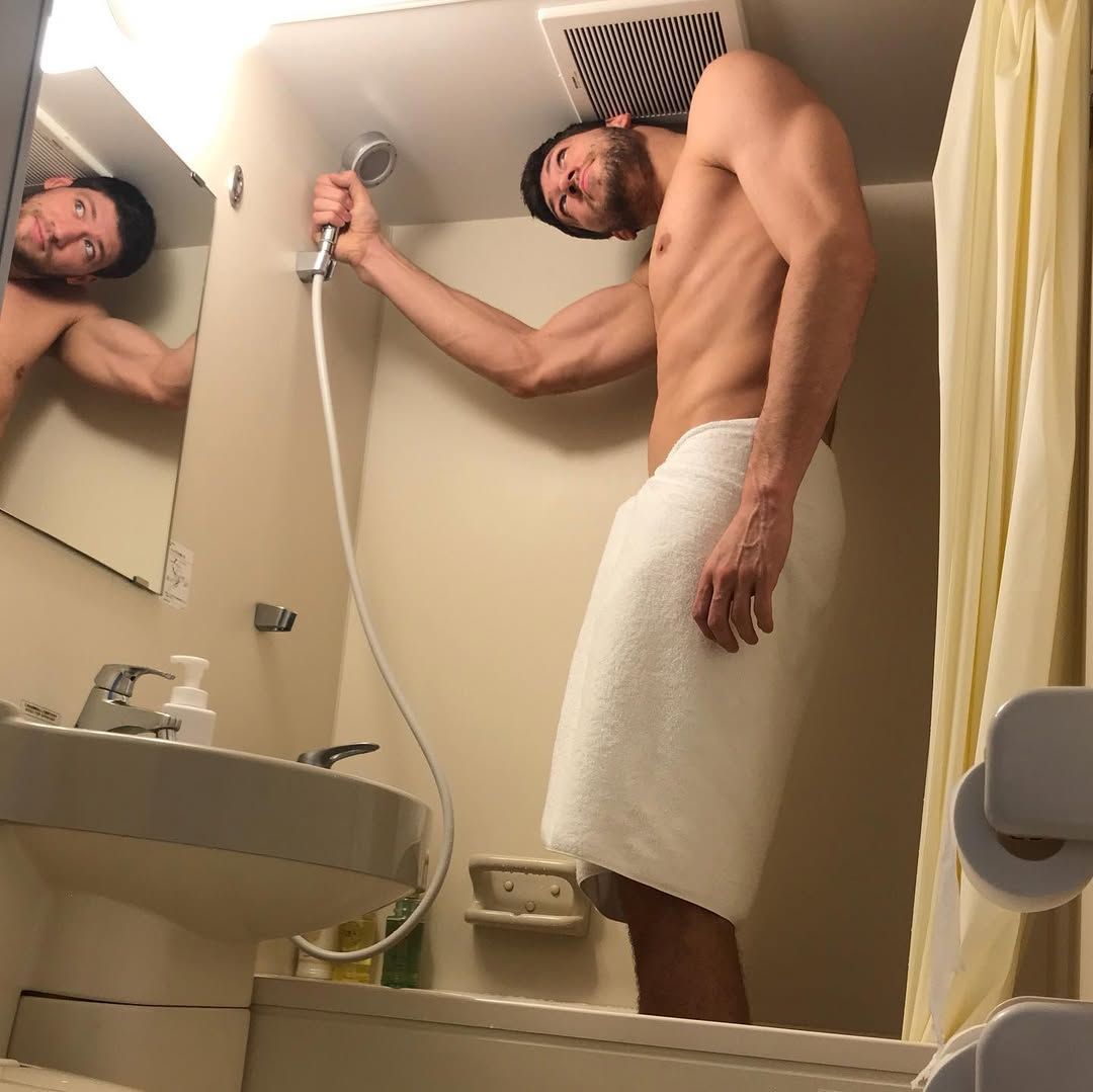 Слава Кравцов опубликовал в Instagram фото из номера гостиницы в Японии и подпись их так: Думаю Япония – это не мое! Вячеслав Кравцов