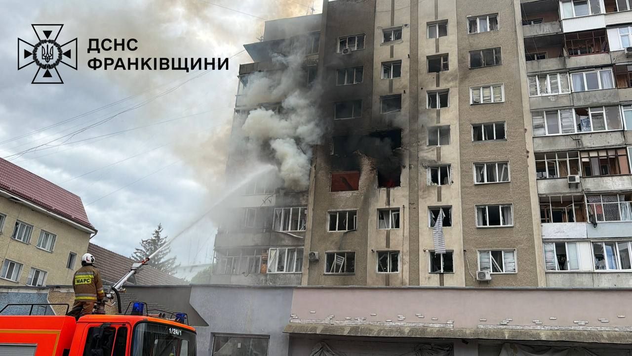 Россияне били дронами по Ивано-Франковску - повредили многоэтажку и ранили журналистку 1