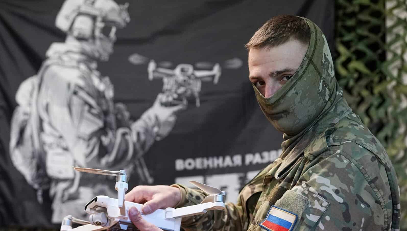 Российский военный с дроном