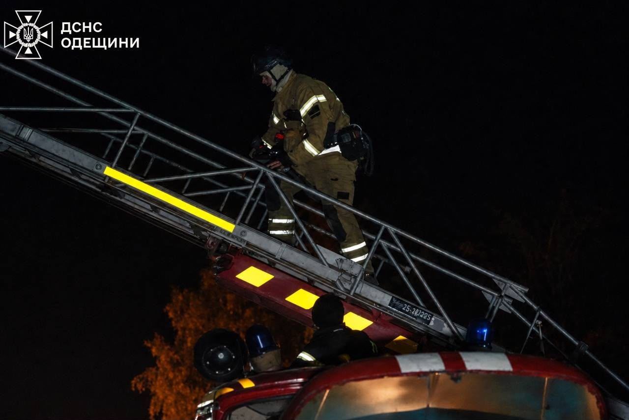 Россияне всю ночь били по Одесщине, под ударом была гражданская инфраструктура - есть раненые и поврежденные.