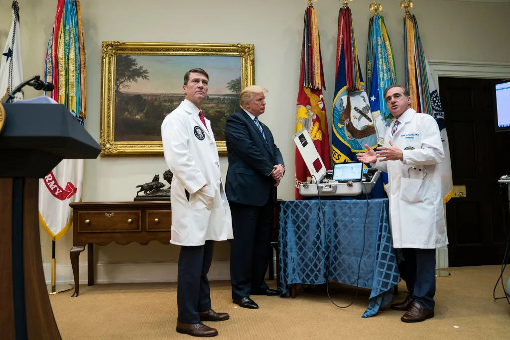 Президент Дональд Трамп и врач Белого дома Ронни Джексон. Фото: Getty Images