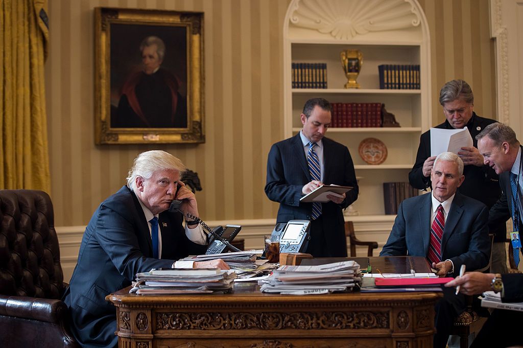 Дональд Трамп розмовляє з російським лідером Володимиром Путіним з Білого дому