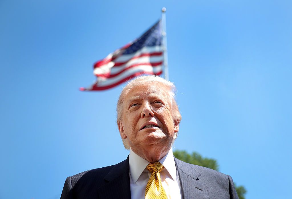 Президент США Дональд Трамп звертається до преси перед американським прапором Президент США Дональд Трамп звертається до преси перед американським прапором