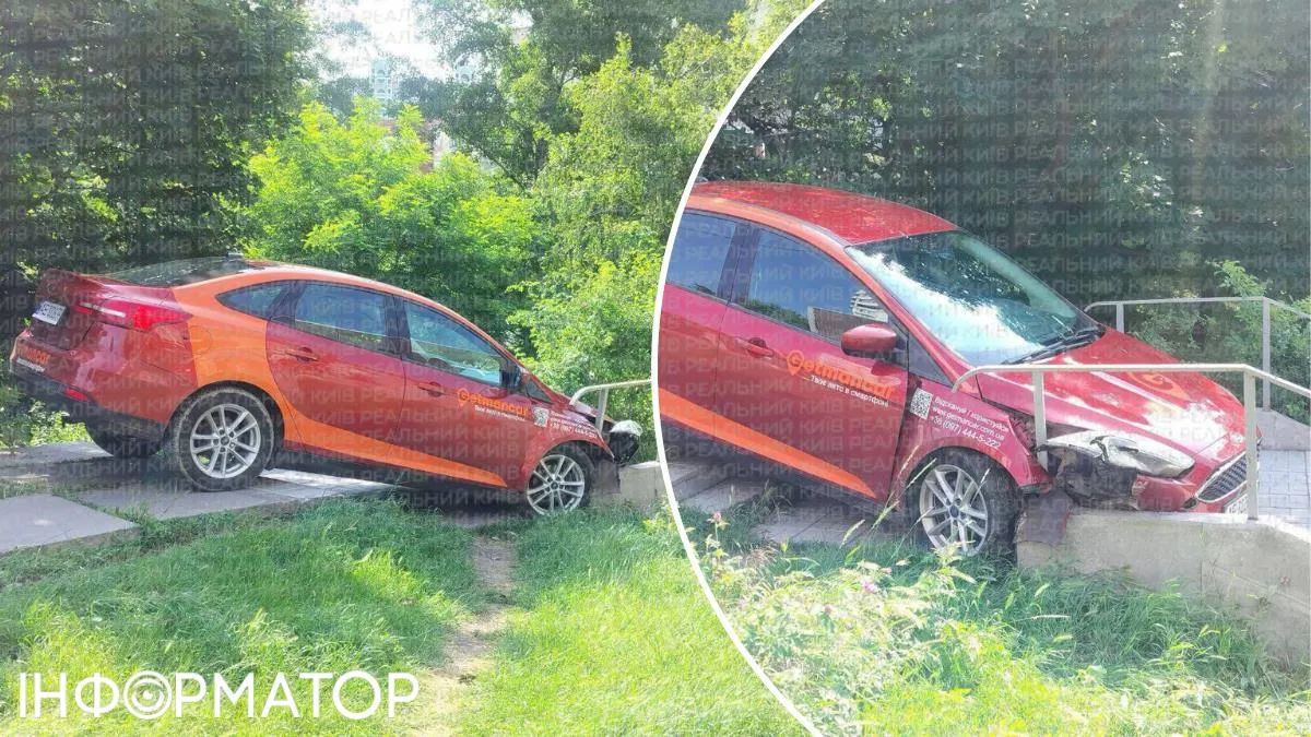 Невідомий поки водій спочатку рухався пішохідною доріжкою, а тоді - "встромив" автівку просто у сходи