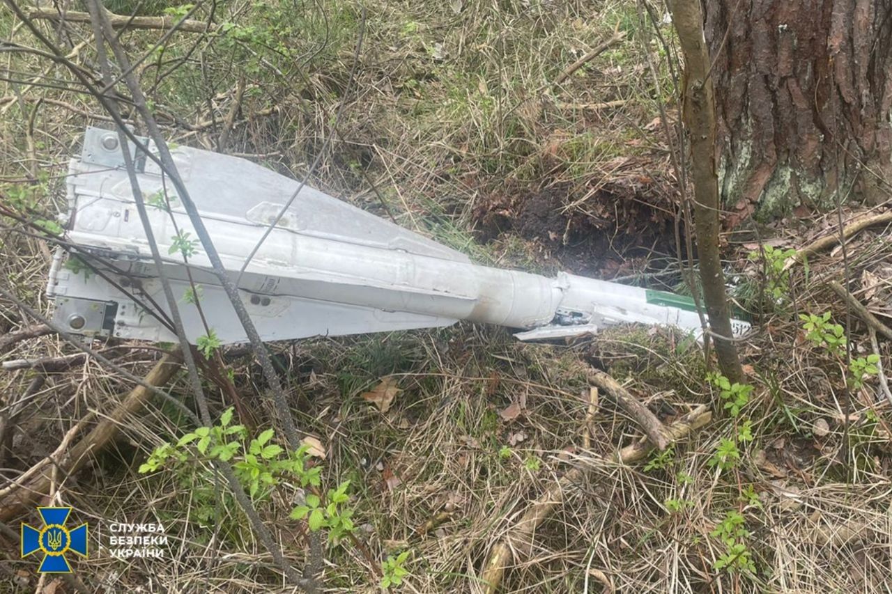 В сбитой ударной дроне россиян на Черниговщине обнаружили повышенную радиацию - напихали туда кафиры.