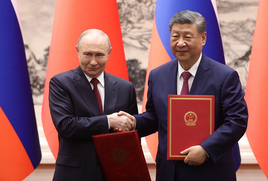 Президент России Владимир Путин пожимает руку президенту Китая Си Цзиньпину Президент России Владимир Путин пожимает руку президенту Китая Си Цзиньпину