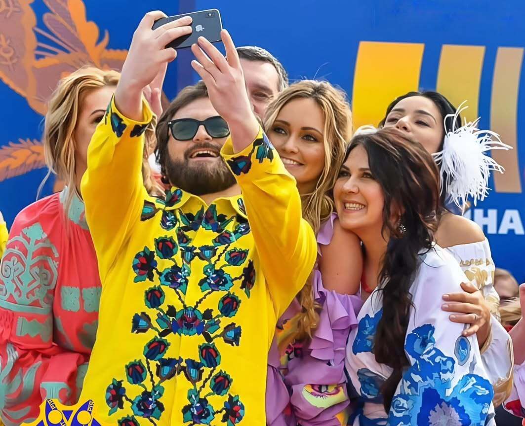 Михаил Хома выбрал невероятно яркую вышиванку! Зірки у вишиванках 2 5