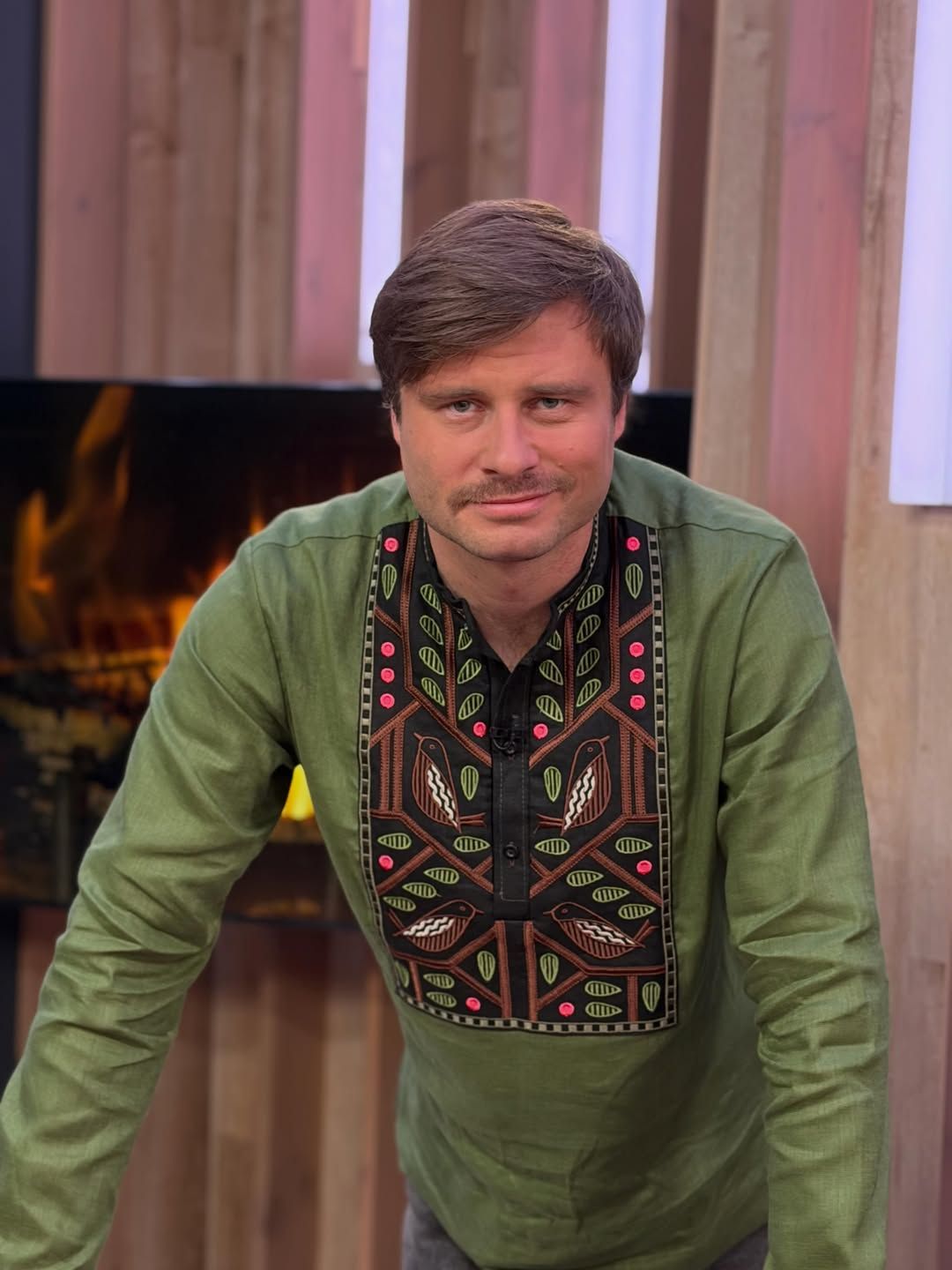 Телеведущий Егор Гордеев надел к празднику луцкую современную вышиванку. Зірки у вишиванках 2 8