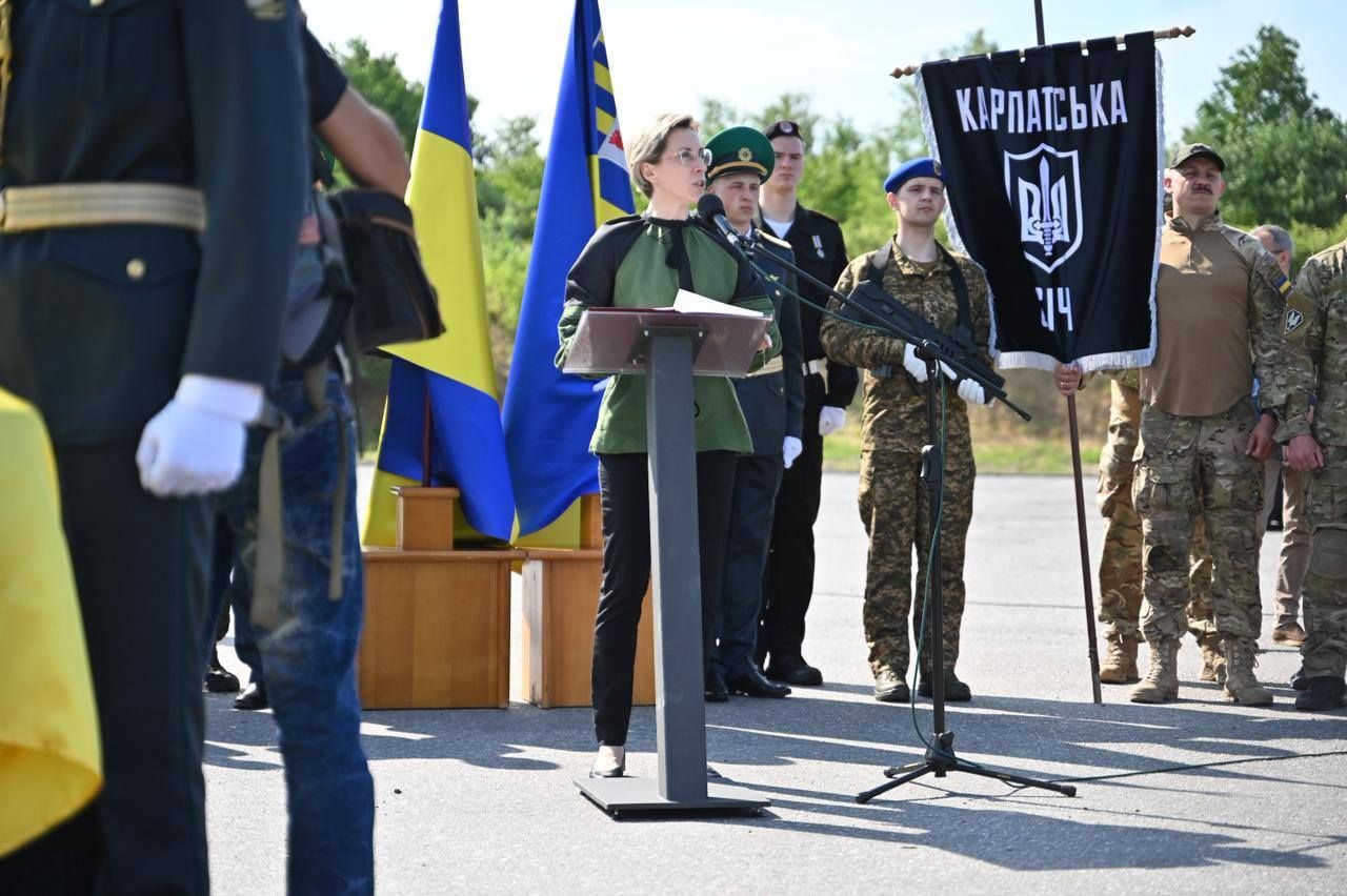 На українському кордоні зустріли прах керівника ОУН Андрія Мельника - його готують до перепоховання 2
