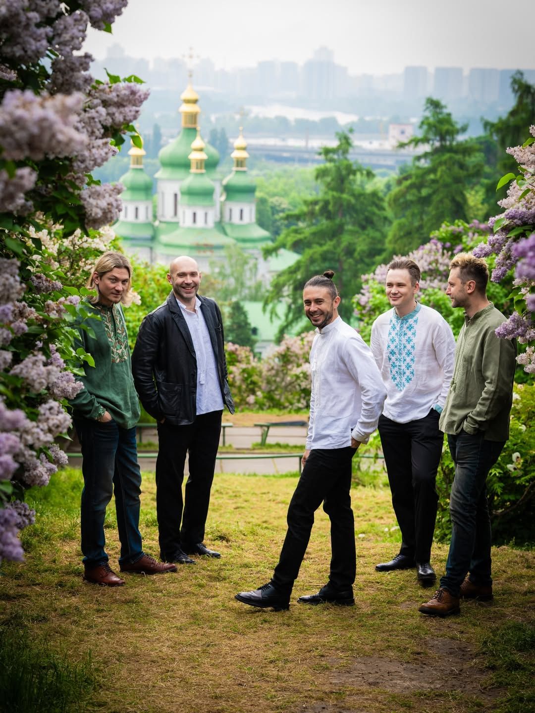 Музыканты группы "Антитела" сфотографировались в вышиванках на фоне золотых куполов столичного собора. Гурт Антитіла