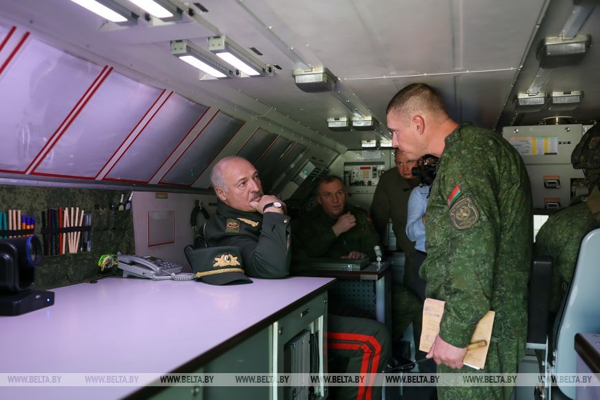На ядерних навчаннях Лукашенко робив вигляд серйозного командира. Фото: Белта Лукашенко Білорусь Іскандер