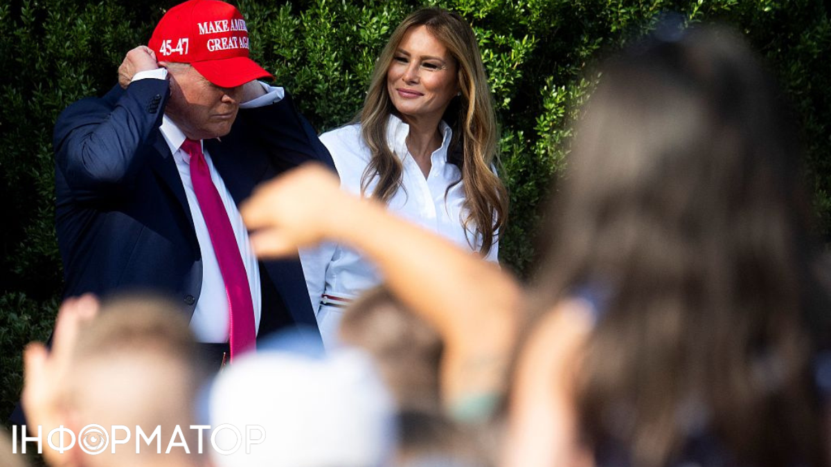 Дональд Трамп в кепці MAGA