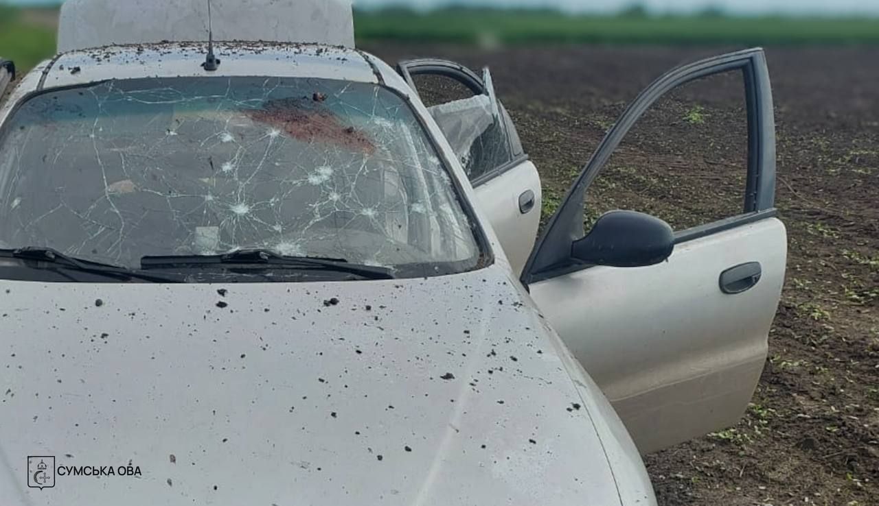 Попавший под обстрел РФ автомобиль Обстрелянный россиянами автомобиль