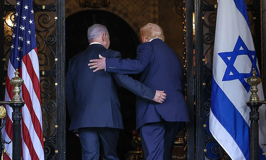 Президент Трамп зустрівся з прем'єр-міністром Ізраїлю Нетаньягу у своєму маєтку в Палм-Біч Президент Трамп зустрівся з прем'єр-міністром Ізраїлю Нетаньягу у своєму маєтку в Палм-Біч