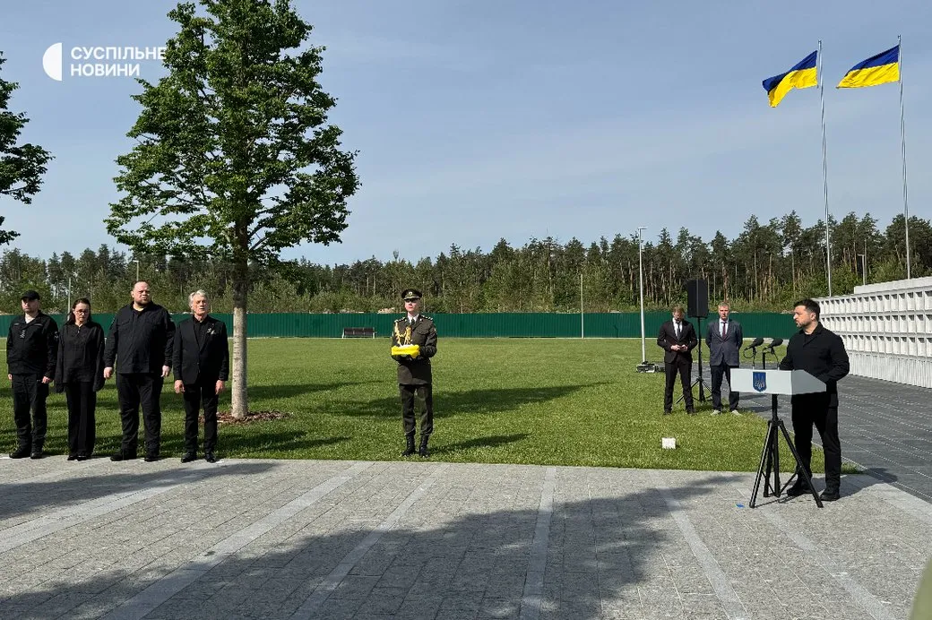 Зеленський на церемонії перепоховання Зеленський на церемонії перепоховання