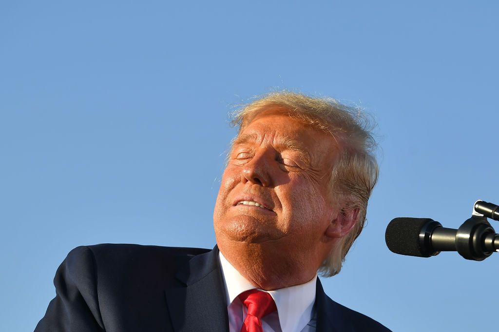 Президент США Дональд Трамп виступає під час мітингу в Міжнародному аеропорту Тусона в Тусоні, штат Аризона