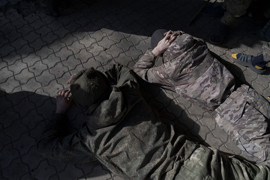 Полонені російські солдати на передовій у Донецькій області Полонені російські солдати на передовій у Донецькій області