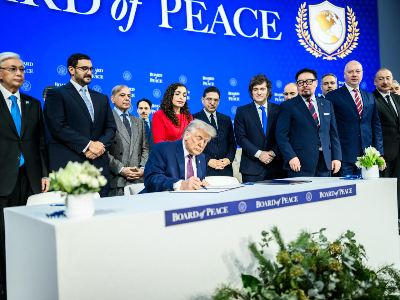 Дональд Трамп підписує документи на засіданні Ради миру Дональд Трамп, засідання