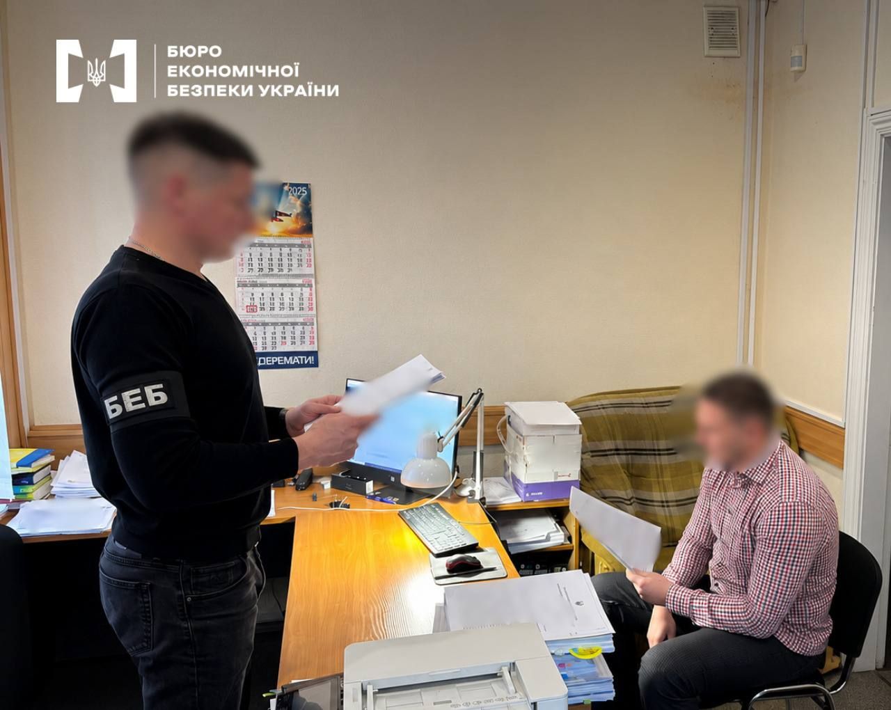 Супутникові телефони для військових із переплатою у 5 мільйонів: детективи БЕБ на Полтавщині передали справу до суду 1