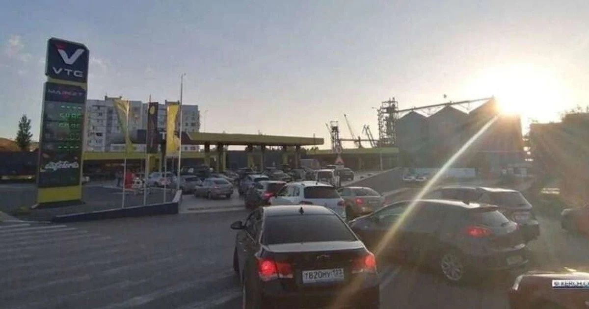 Черги на заправках у Криму Черги на заправках у Криму