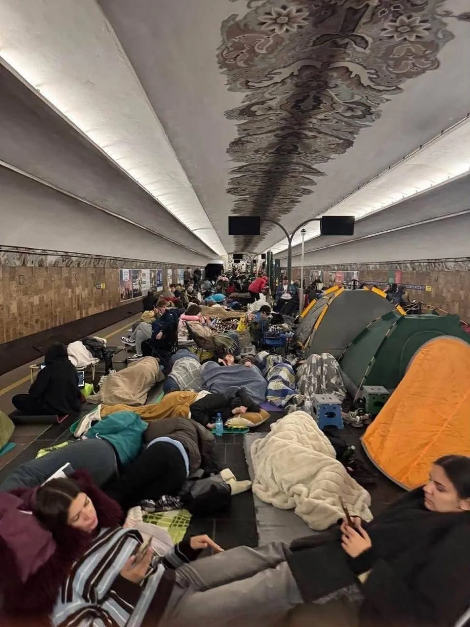 Во время тревог украинцы всё чаще учатся оказывать первую помощь по онлайн-материалам. метро, обстріл