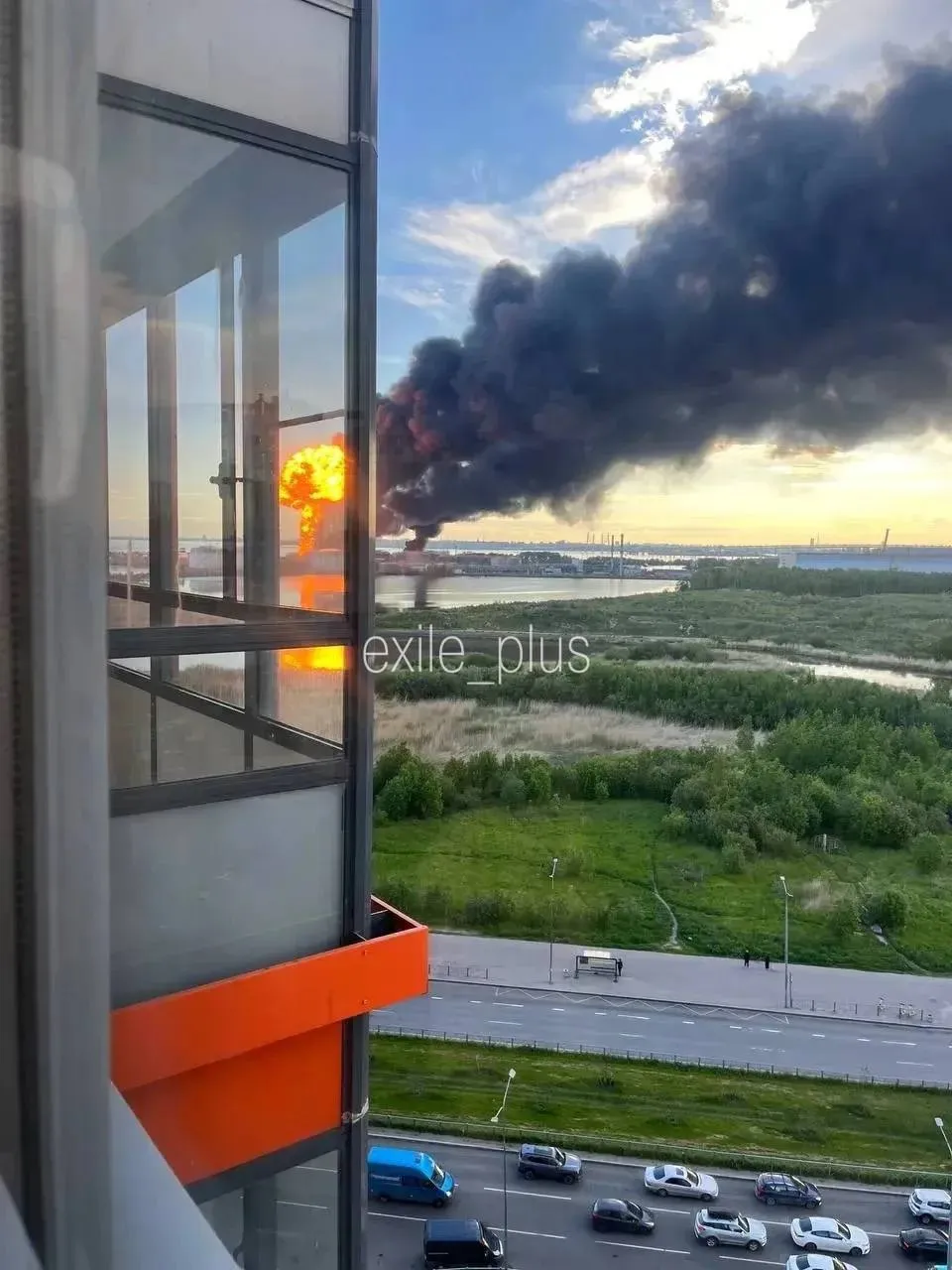Дроны атаковали нефтяной терминал в Петербурге в день начала ПМЭФ - город затянуло дымом, бушуют пожары 2
