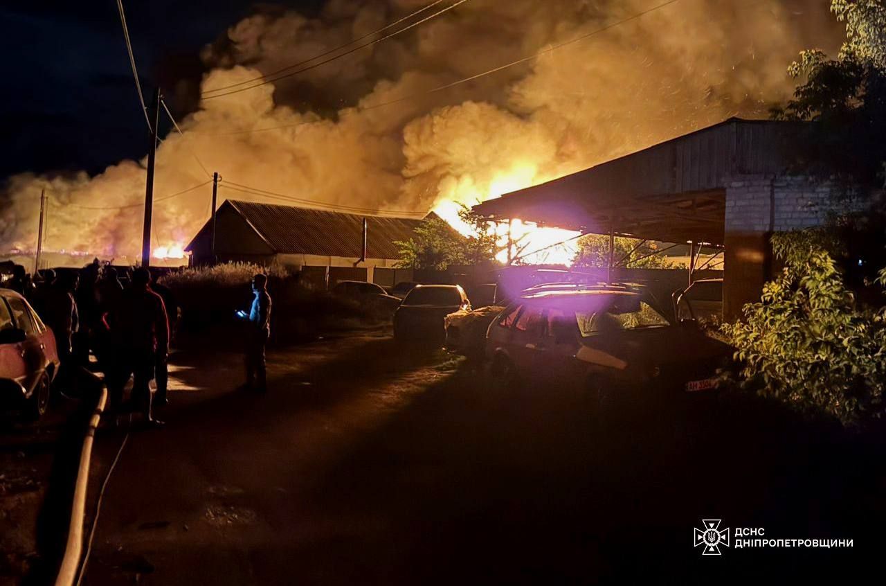 Обстріли Дніпропетровщини не вщухають, фото: ДСНС