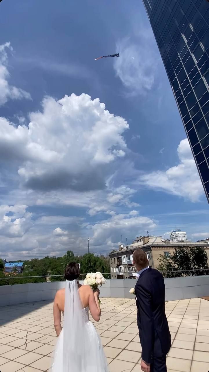 Фотосессия молодоженов из Запорожья проходила под звуки работы ПВО, кадр с видео