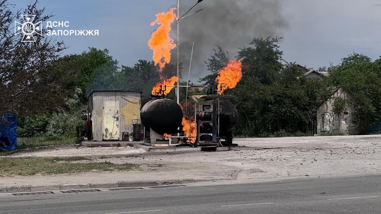 Ворожий БпЛА також атакував автозаправку у Запоріжжі - загорілися ємності із скрапленим газом Ворожий БпЛА також атакував автозаправку у Запоріжжі - загорілися ємності із скрапленим газом