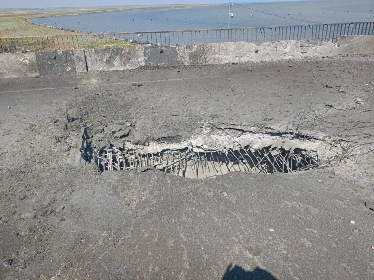 Уничтоженное дорожное полотно моста вблизи Чонгара