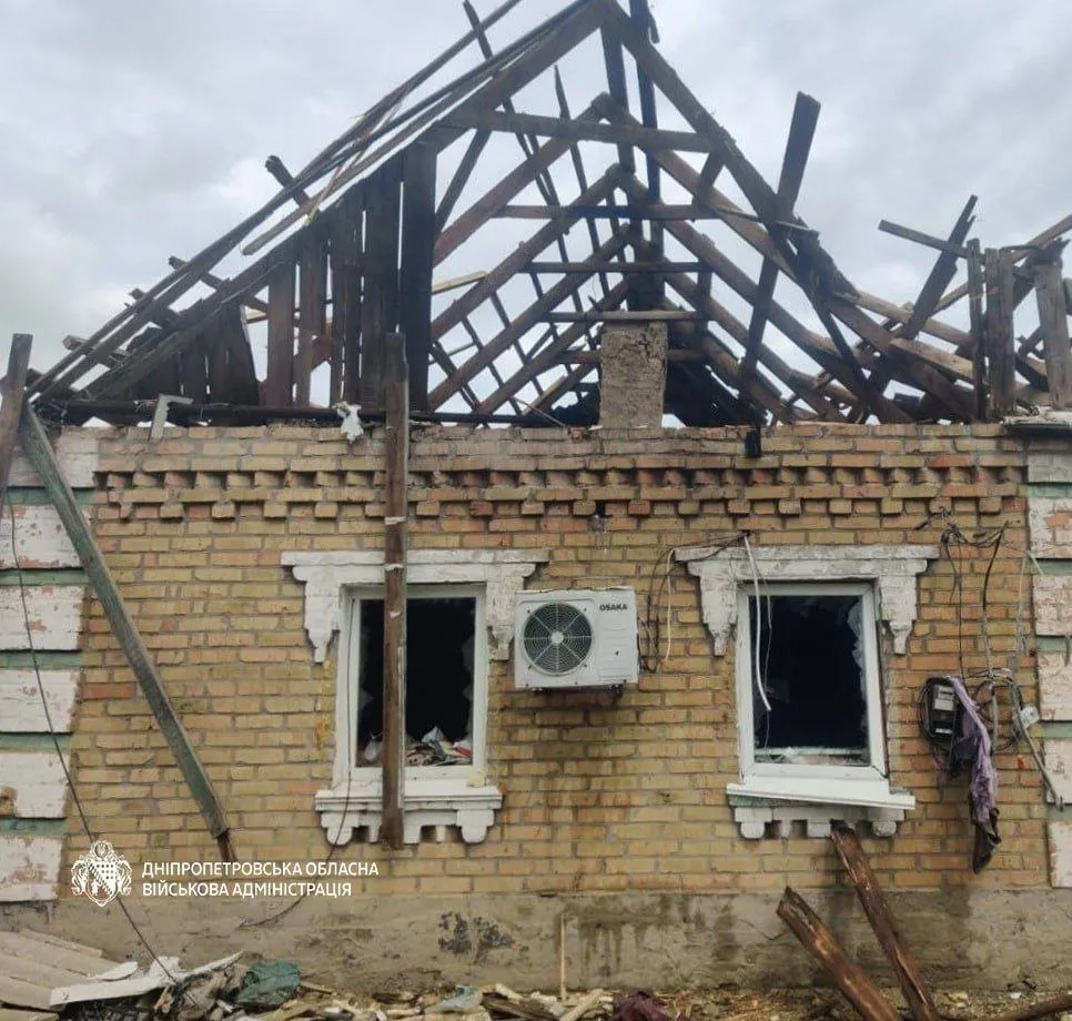Повреждены дома в результате атаки. Обстрел