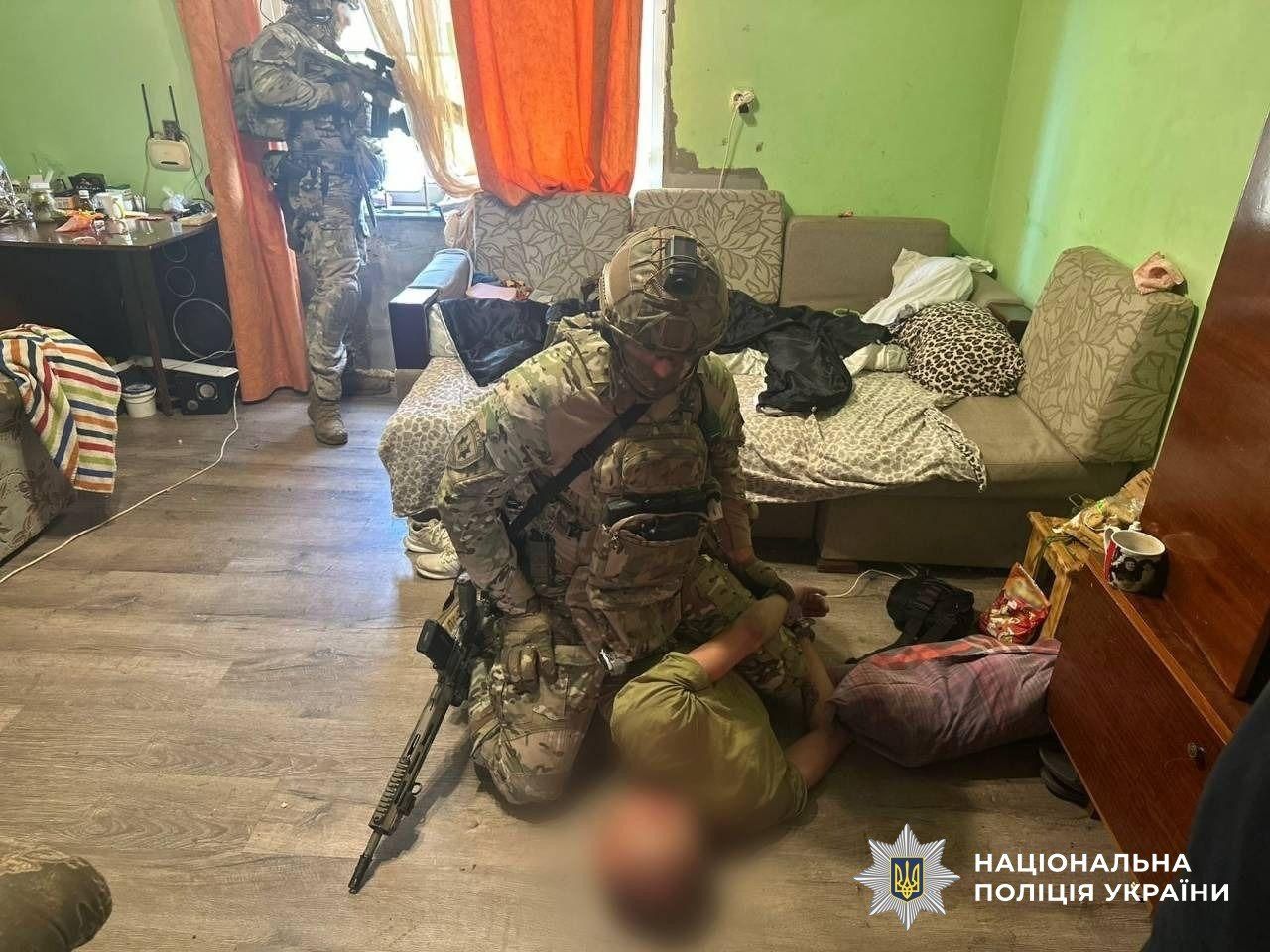 Затримання чоловіка, який погрожував, фото: Національна поліція України
