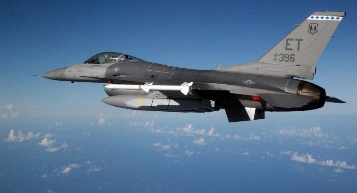 Истребитель F-16 с крылатой ракетой JASSM-ER. Фото - US DoW