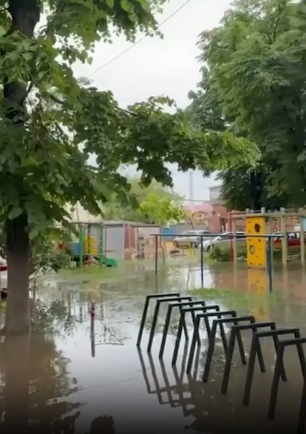 Затоплене подвір'я в Краснодарі, скриншот з відео Затоплене подвір'я в Краснодарі, скриншот з відео