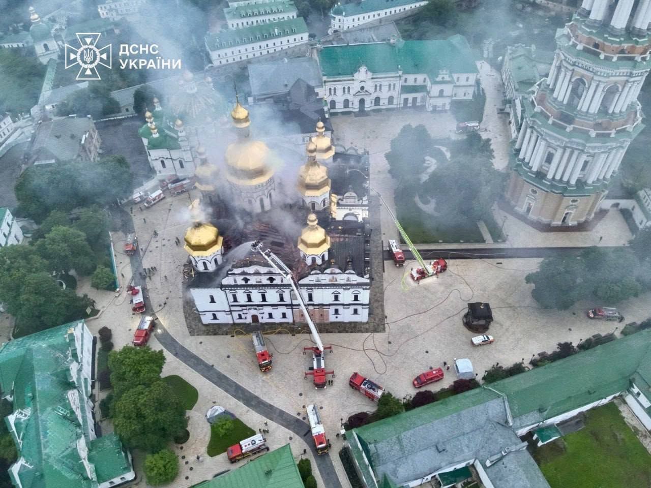 Территория Киево-Печерской лавры после атаки 15 июня