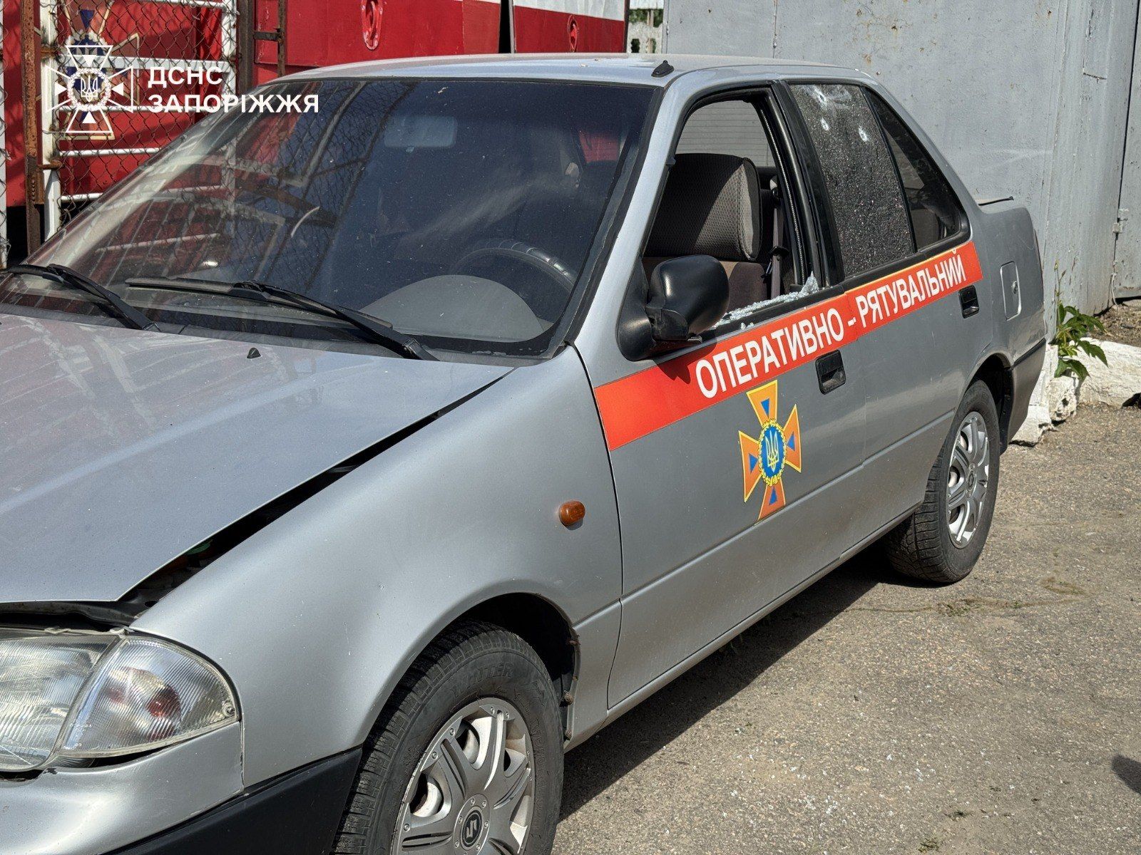 Ворог вдарив по рятувальниках у Запоріжжі, фото: ДСНС Ворог вдарив по рятувальниках у Запоріжжі, фото: ДСНС