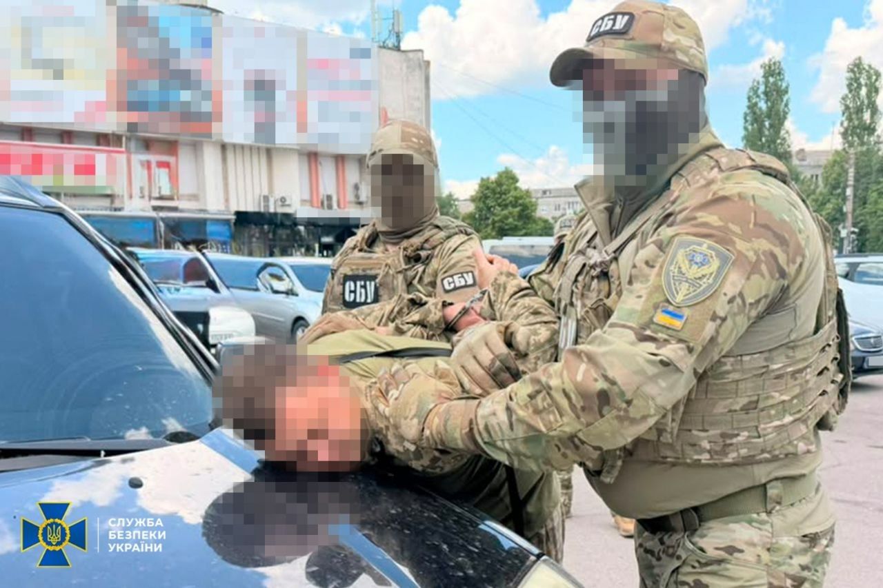 СБУ и ДБР были задержаны командиром подразделения охраны районного ТЦК. Получение