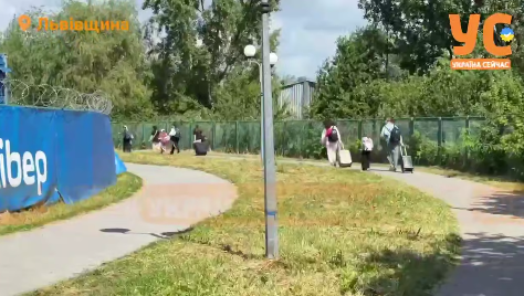 Люди опаздывают и пытаются пересечь границу пешком