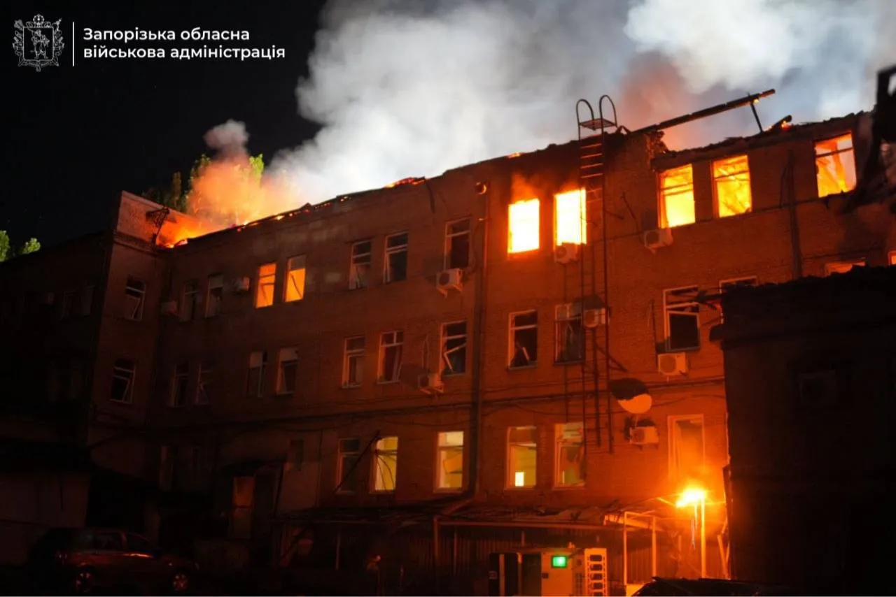 Росія ударила по Запоріжжю - пожежа в ТЦ, знищені будинки, є загиблі і поранені 2