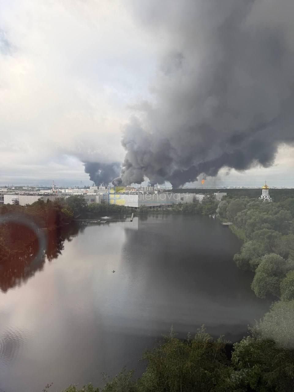 Декілька осередків загоряння на НПЗ в Москві за 18 км від Кремля Декілька осередків загоряння на НПЗ в Москві за 18 км від Кремля