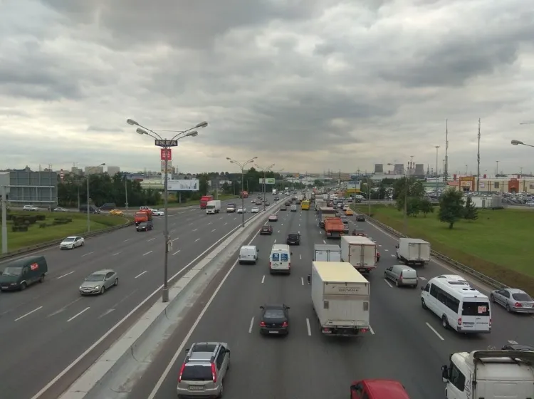 На Садовод завжди їхало дуже багато автівок На Садовод завжди їхало дуже багато автівок