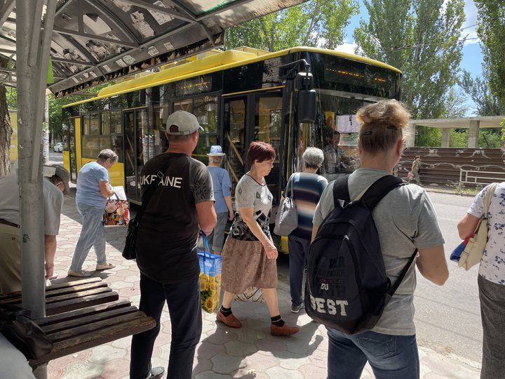 Остановка общественного транспорта в Херсоне, фото: Херсон Остановка общественного транспорта в Херсоне, фото: Херсон