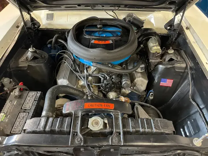 Ford Torino имеет очень мощный двигатель. Форд Торино