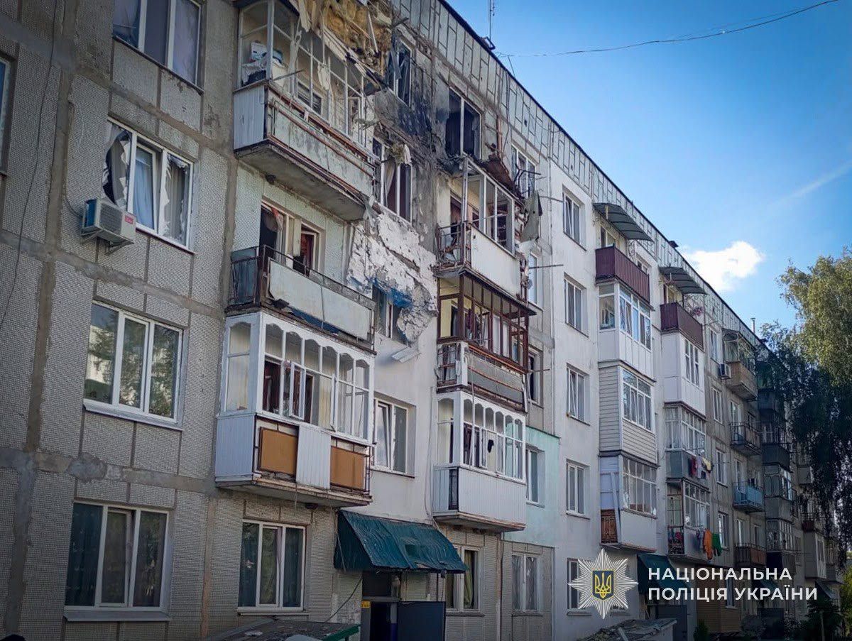 Ворог б'є по Сумщині, фото: Національна поліція України Ворог б'є по Сумщині, фото: Національна поліція України