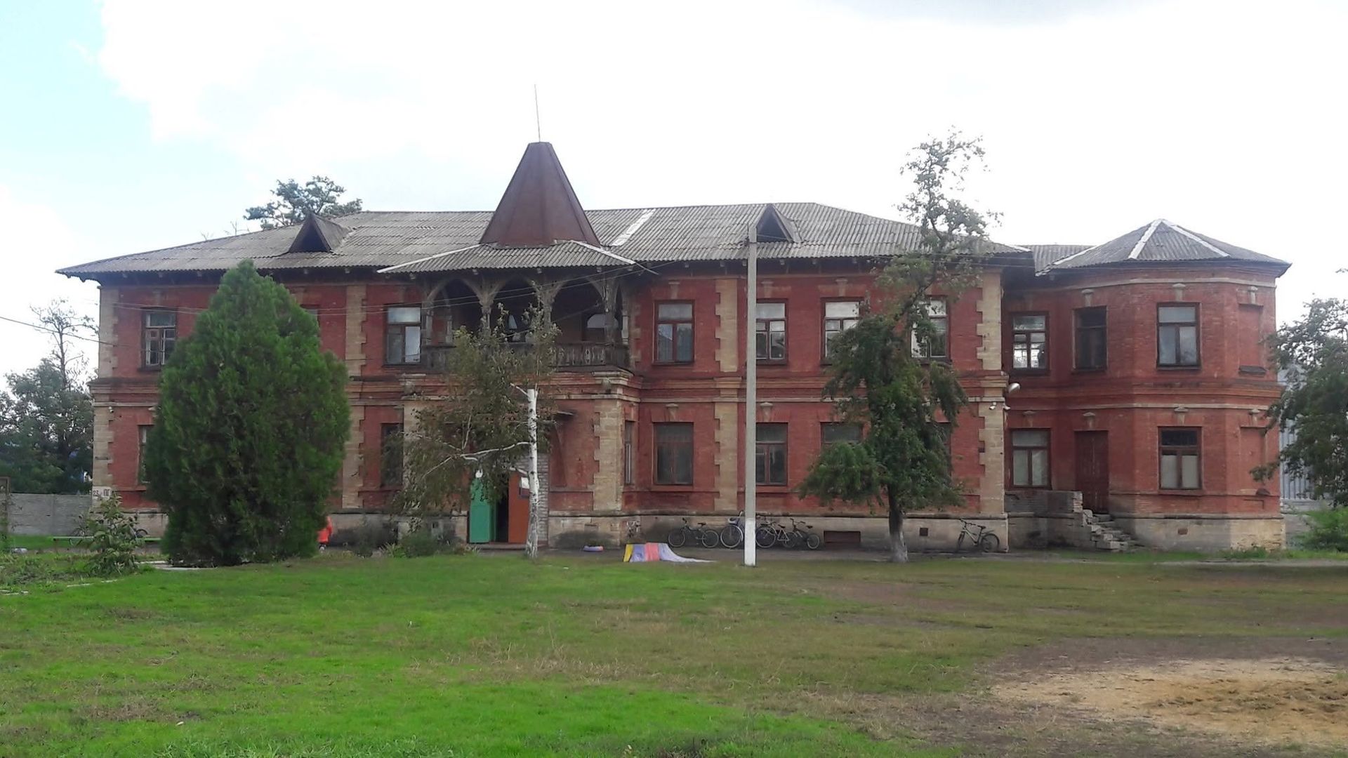 Здание построено в 1853-1916 годах. Имение
