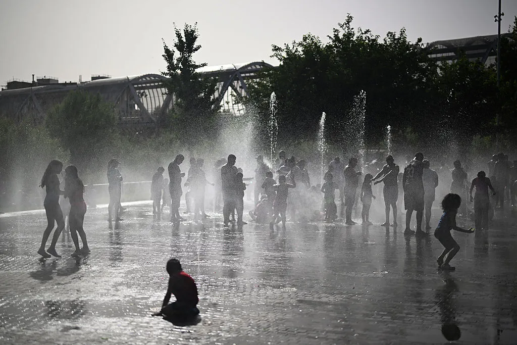 Европейцы спасаются от жары в фонтанах. Фото Getty Images Европейцы спасаются от жары в фонтанах. Фото Getty Images
