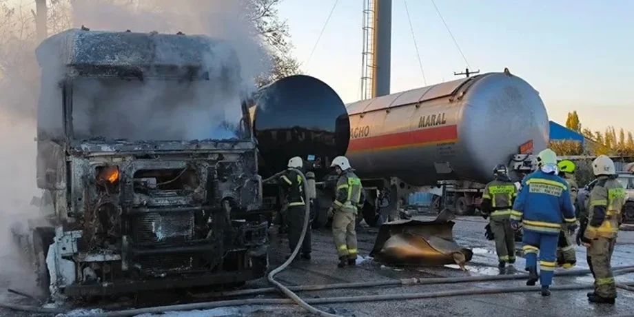 Наразі бензовози в Криму супроводжують вогневі групи на пікапах. Фото: Соцмережі Наразі бензовози в Криму супроводжують вогневі групи на пікапах. Фото: Соцмережі